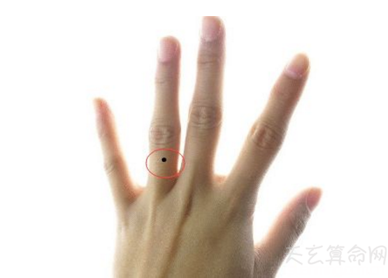 左手无名指有痣代表什么  代表前世未了的情缘